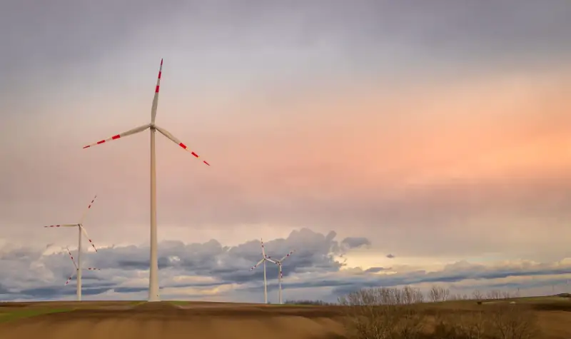 Windkraftanlagen in einer industriellen Energielandschaft