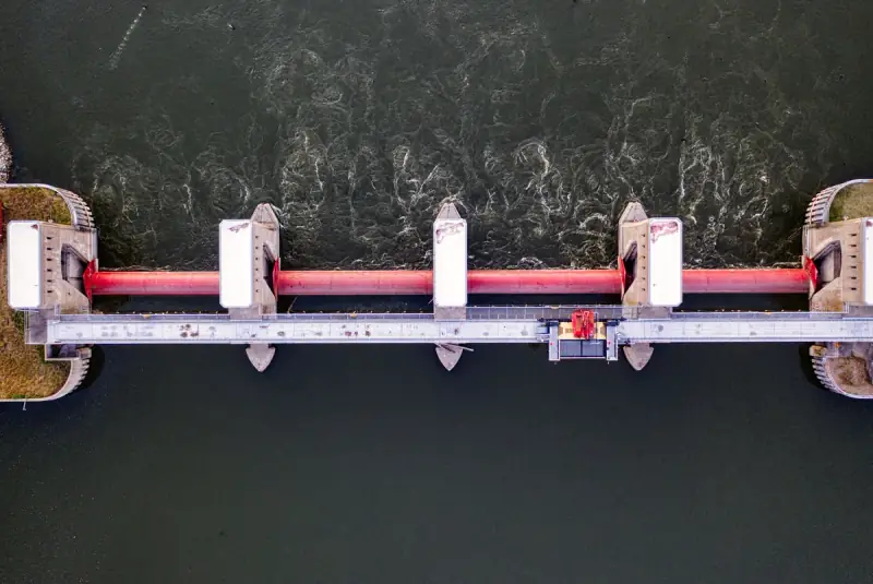 Wasserkraftanlage aus der Vogelperspektive